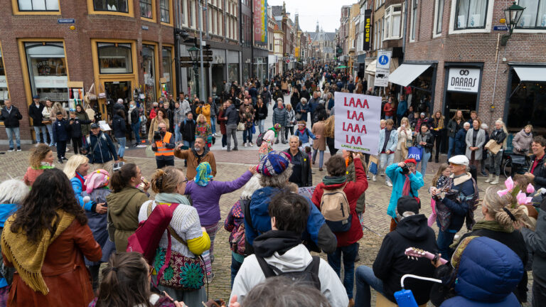 Flashmob deelt levensvreugde en verbinding in Alkmaarse binnenstad