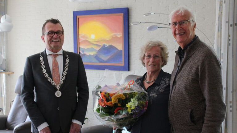 Locoburgemeester John Does feliciteert diamanten echtpaar Harder-Van Ravensberg