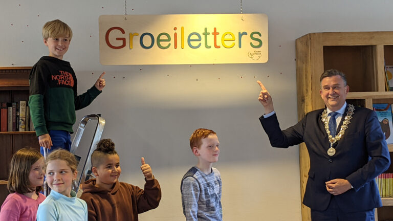 Burgemeester Roemer opent Kinderzwerfboekstation ‘Groeiletters’ in De Letterbak