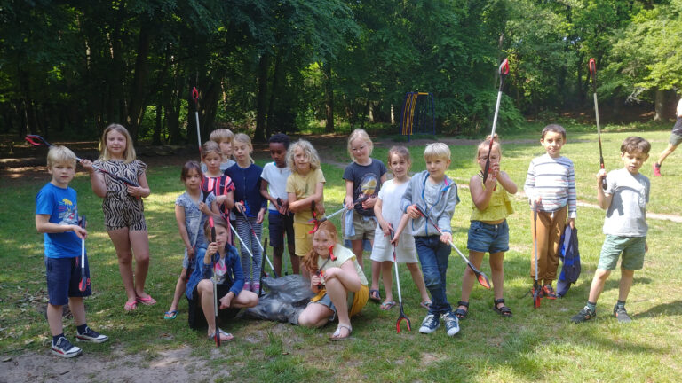 Kinderen van Van Reenenschool in actie op Wereldmilieudag: “Wel honderden peuken opgeprikt”