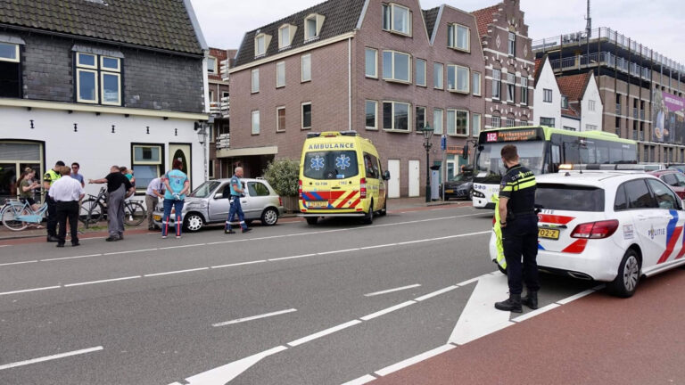 Buschauffeur verrast door kerende automobilist op Kanaalkade in Alkmaar