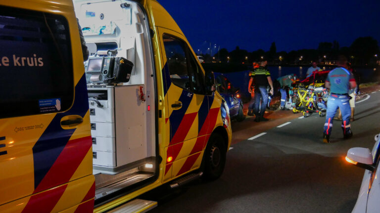 Fietser gewond na botsing met verkeerspaaltje op Kanaaldijk bij Koedijk