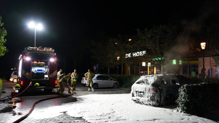 Porsche brandt uit bij Alkmaarse winkelcentrum De Hoef, mogelijk brandstichting