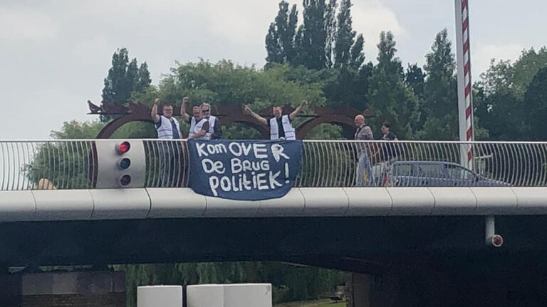Actie op Friesebrug in Alkmaar voor 14 euro minimumloon: “Kom over de brug”