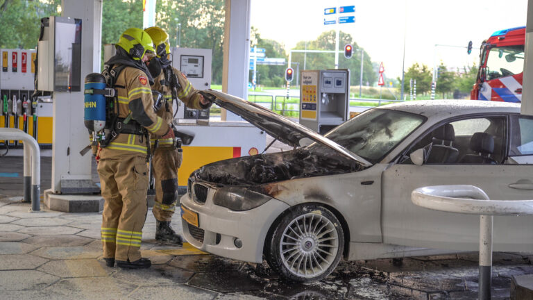 Auto vat vlam tijdens tankstop bij tankstation Kooimeerplein Alkmaar