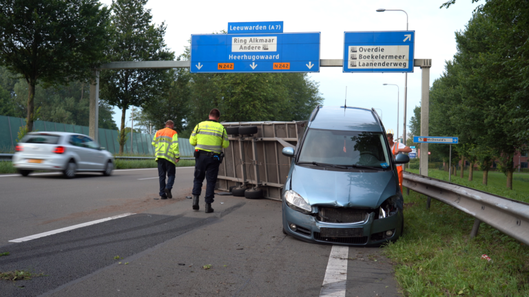 Combinatie auto-aanhanger schaart op Ommering bij Alkmaar