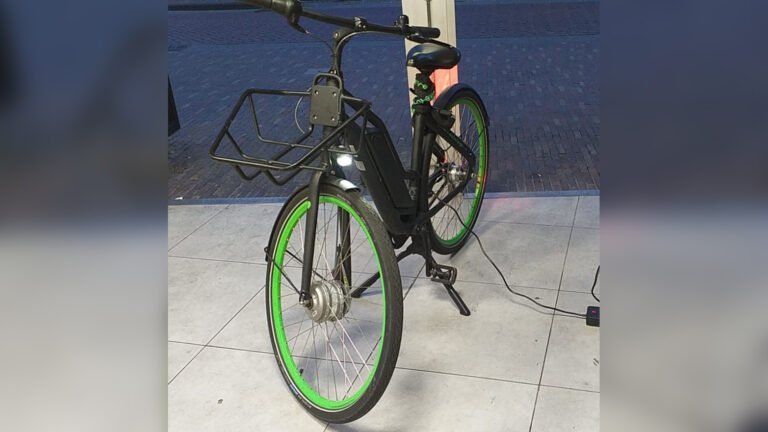 Brutale dief steelt in winkelcentrum De Mare e-bike van bezorger