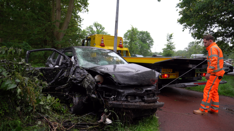 Bouwvakkers stoppen automobilist die wegrent na crash in bocht De Omloop Heiloo