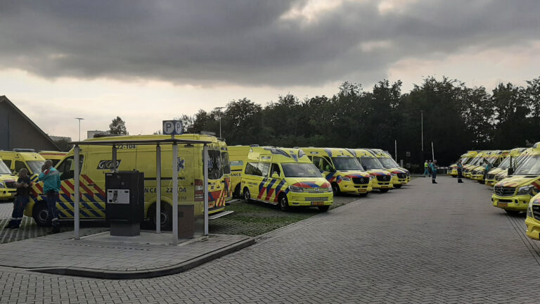 Overstromingsgevaar voor ziekenhuis Venlo; vijf Alkmaarse ambu’s voegen zich bij evacuatie-armada