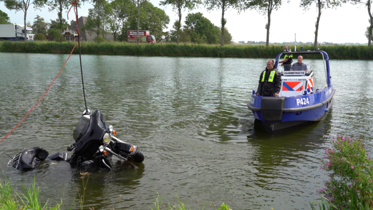 Bestuurder blijft ongedeerd bij lancering motorfiets in Noordhollandsch Kanaal