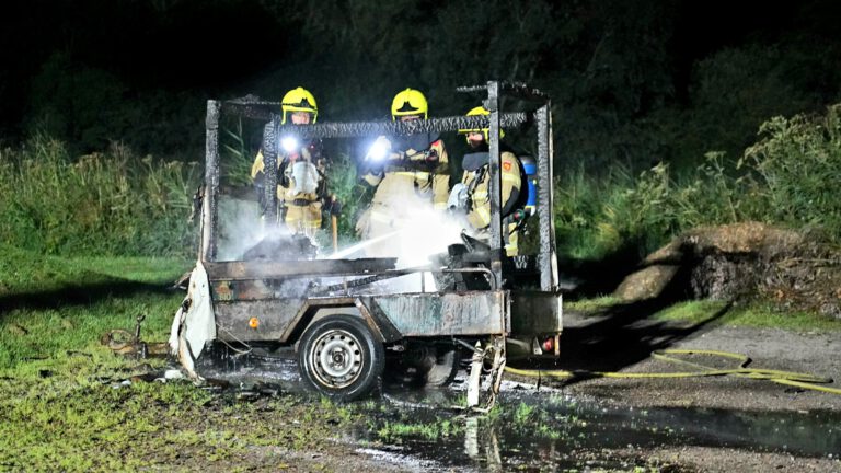 Geparkeerde aanhanger door vuur verwoest in Oudorperhout