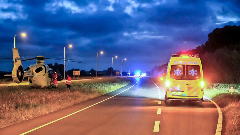 Ambulances en traumaheli naar Dillenburg in De Rijp; gewonde in parkeergarage