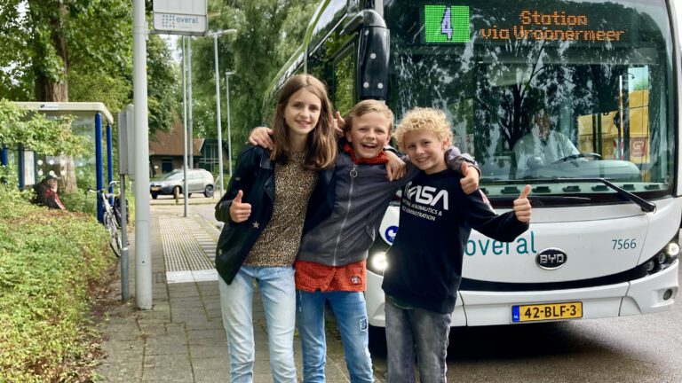Buschauffeur bezorgt 10-jarige Chris uit Koedijk en twee vrienden ‘de dag van hun leven’