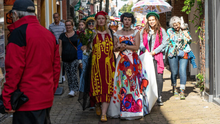 Steeds meer deelnemers aan maandelijkse parade Colour Walk Alkmaar