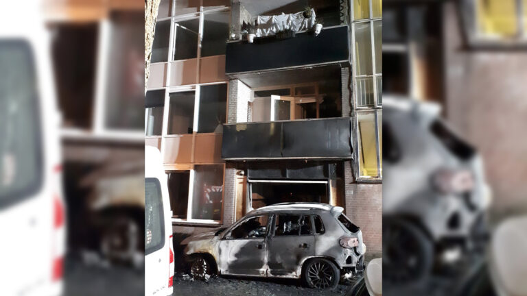 Autobrand zorgt voor paniek bij bewoners flatwoning Cornelis Pronklaan in Alkmaar