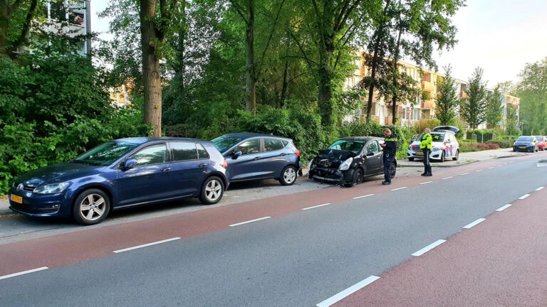 Meerdere auto’s lopen averij op bij éénzijdig ongeval Aert de Gelderlaan in Alkmaar