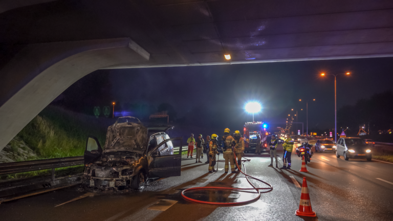 Mercedes verloren na autobrand tijdens rijden; aanhanger met andere auto wel gered