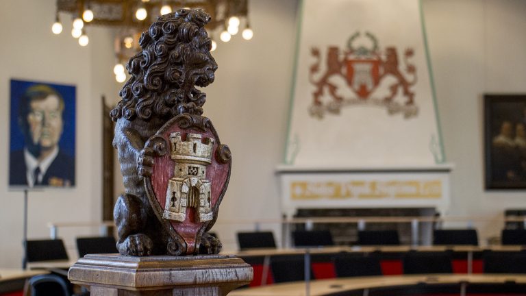 Tweede raadsvergadering over opvang statushouders in Alkmaar zonder uitkomst: “Te vroeg”