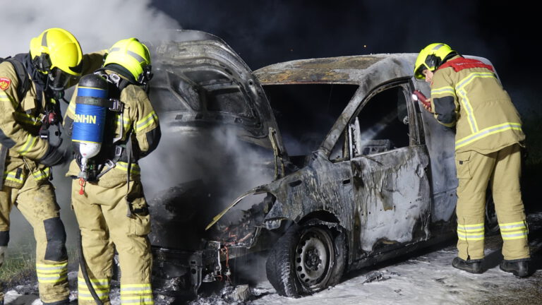 Gestolen auto uitgebrand aan Menningweerweg in Stompetoren