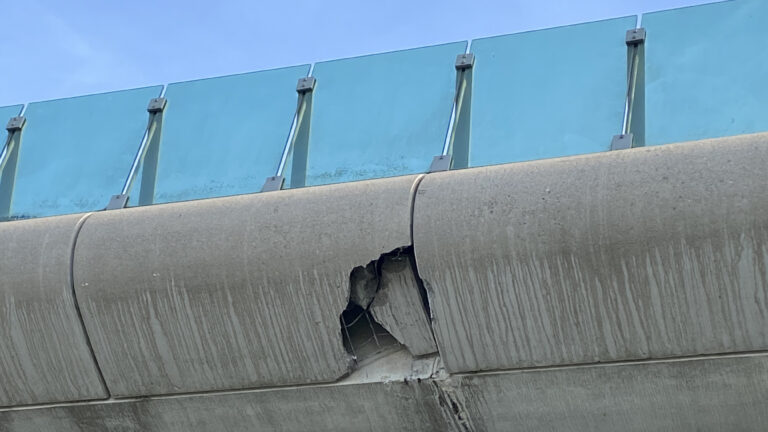 Chauffeur vergeet kraan in te klappen: viaduct N242 beschadigd