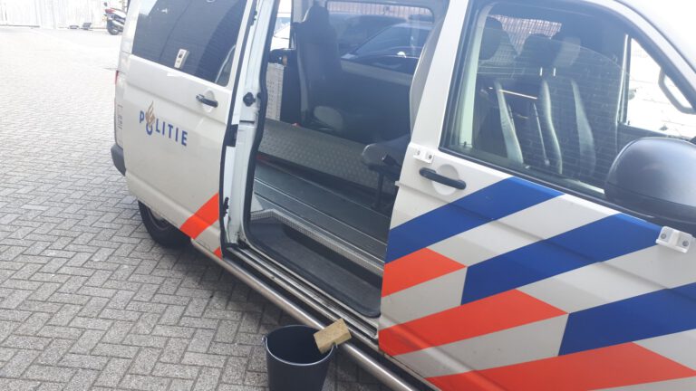 Politie Alkmaar houdt poepende overlastgever aan voor mishandeling passant