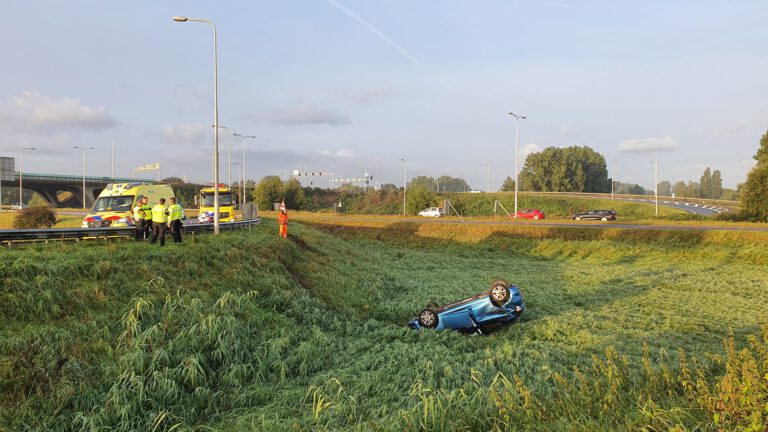 Automobilist dommelt in slaap en belandt op de kop naast afrit Heerhugowaard-Zuid