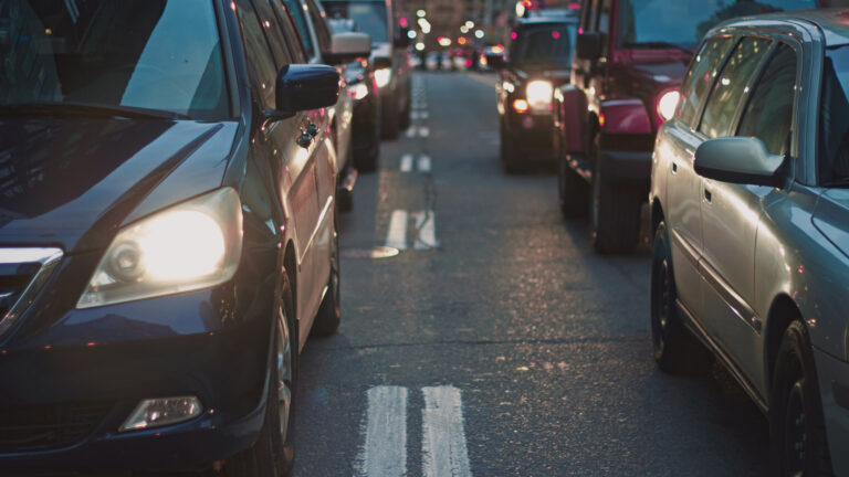 Meer drukte op de weg leidt mogelijk tot hogere premies van de autoverzekering [Advertorial]