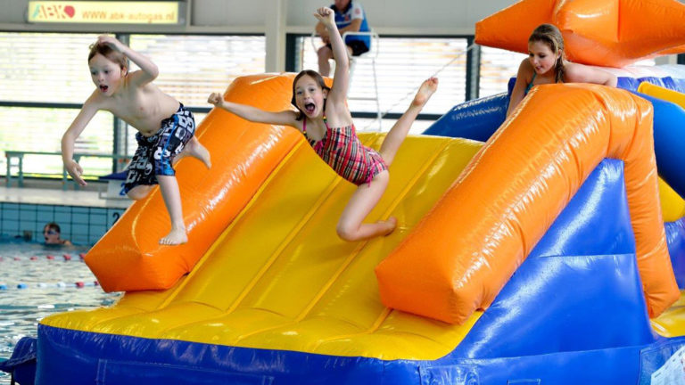 Zwembad Hoornse Vaart viert herfstvakantie met activiteiten en langere openingstijden 🗓