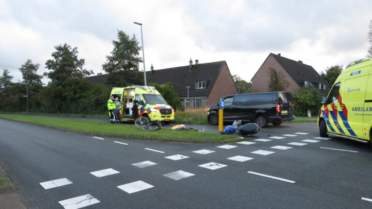 Scooterrijder en fietser gewond bij botsing op Kanaaldijk in Alkmaar