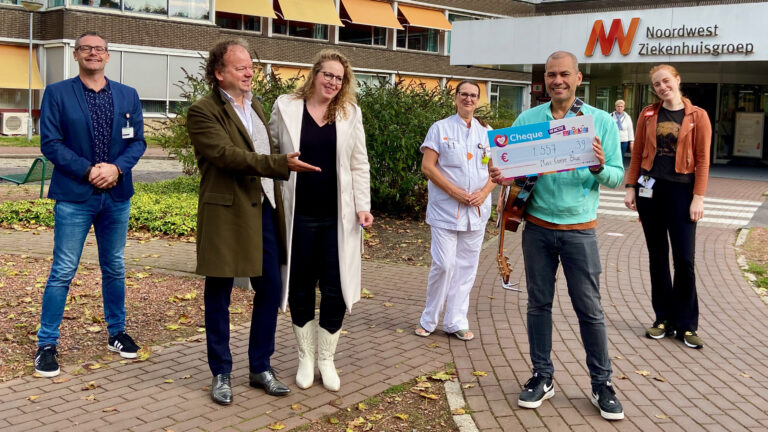 Music Centre Blue haalt 1.600 euro op voor Muziekids Studio in ziekenhuis Alkmaar