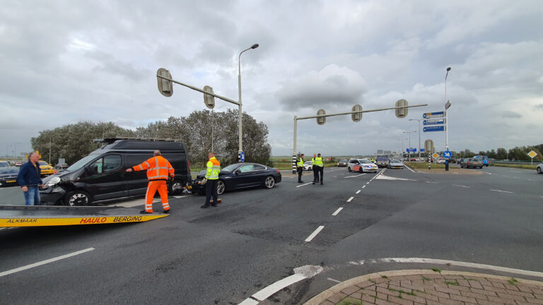 Veel schade bij botsing op kruising N242 – Nieuwe Schermerweg in Alkmaar
