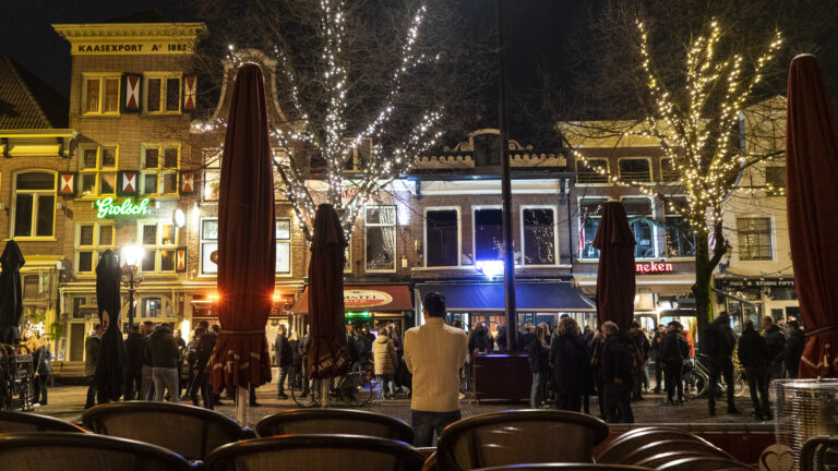 In Alkmaar blijft café uit protest tot 0:00 uur open: “Anders gaan we naar de klote”