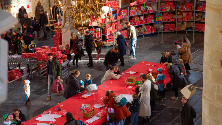 Sinterklaas krijgt stapels post bij Het Grote Pietenhuis in Alkmaar