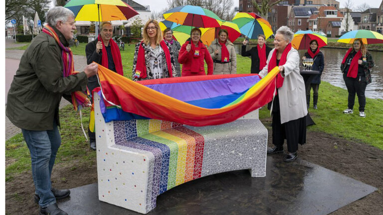 Regenboogbank onthuld op Bierkade: “In Alkmaar kun je zijn wie je wilt zijn”
