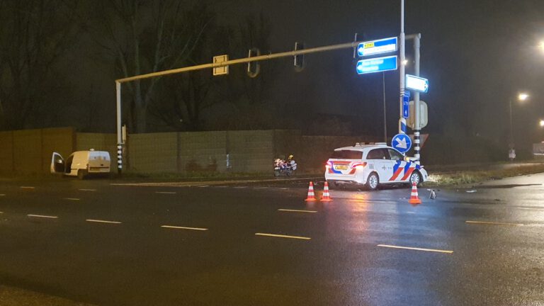 Politieauto botst op bestelauto op kruising Kanaaldijk-Huiswaarderweg