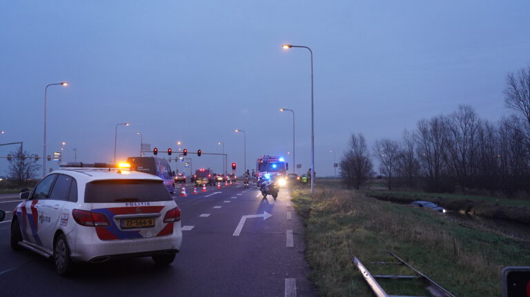 Passant helpt bestuurder uit auto te water langs Westdijk in Alkmaar