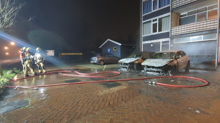 Twee auto’s uitgebrand op parkeerplaats Mesdaglaan, mogelijk brandstichting