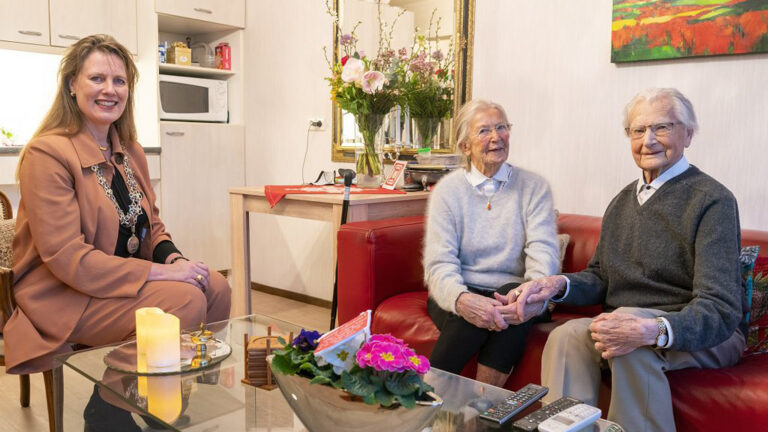 Alkmaarse burgemeester Schouten bezoekt briljanten echtpaar Van Hardeveld
