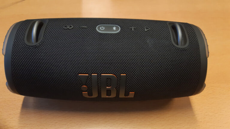 Waardse politie pakt 18-jarige autoinbreker op, zoekt eigenaar JBL-speaker