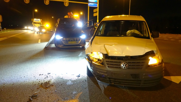 Twee auto’s beschadigd bij botsing op kruising bij De Omval, geen gewonden
