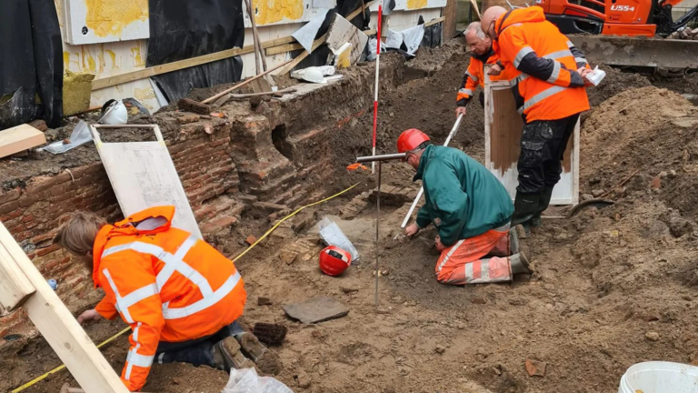 Nieuwe resten gevonden van Herberg Het Gulden Vlies in binnenstad Alkmaar