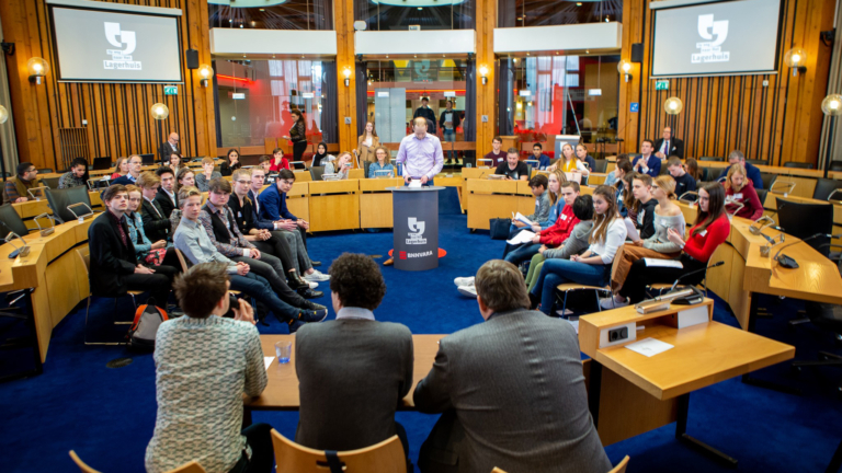 Drie scholen in regio Alkmaar bij debatwedstrijd ‘Op weg naar het Lagerhuis’