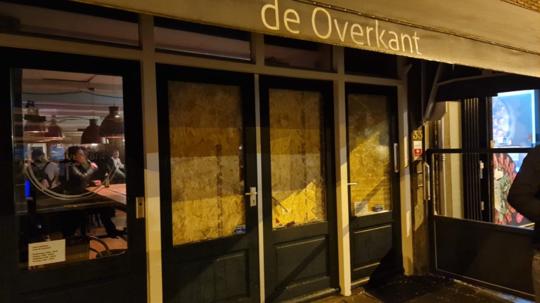 Gemaskerde hooligans parkeerden in woonwijk: politie zoekt getuigen van aanval op AZ-café