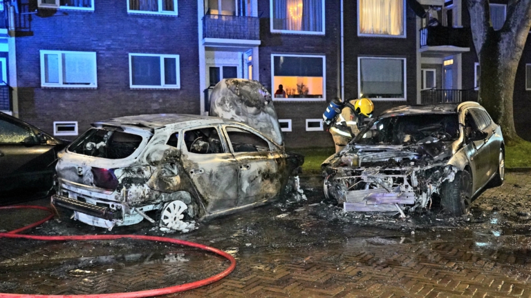 Twee auto’s door brand verwoest in Staatsliedenbuurt, brandstichting niet uitgesloten