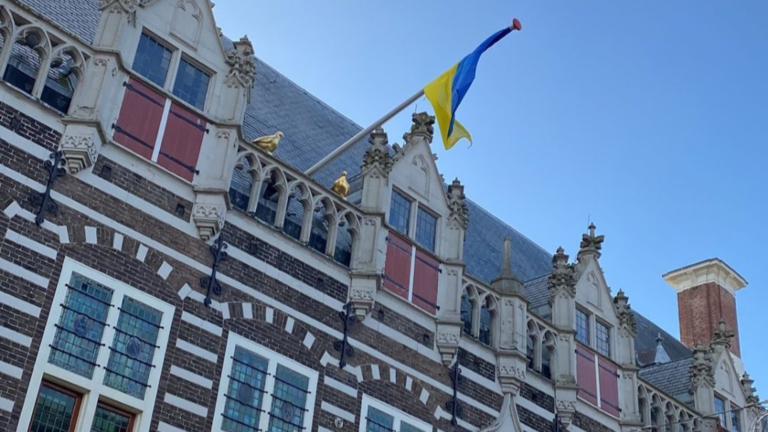 Vlag Oekraïne aan stadhuis Alkmaar, Accijnstoren geel-blauw verlicht