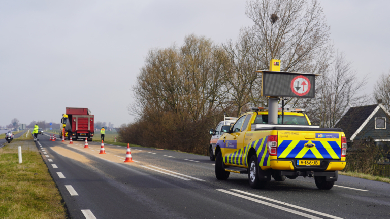 Vrachtwagen vol graan verliest deel lading op N246 bij Starnmeer