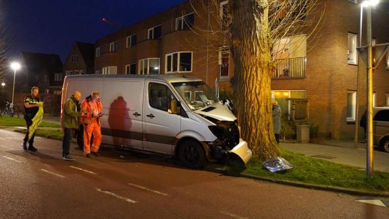 Bestuurder gewond na botsing met boom in Alkmaar