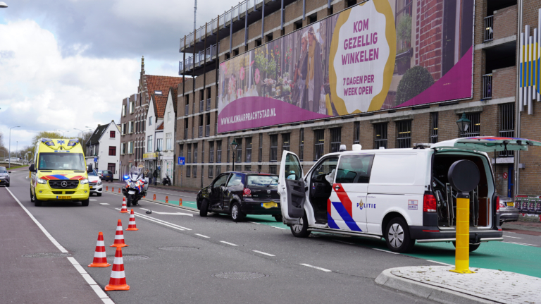 Politiebusje betrokken bij aanrijding Kanaalkade in Alkmaar, automobiliste naar ziekenhuis