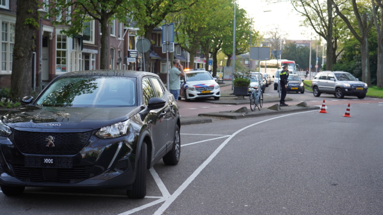 Fietsster met spoed naar ziekenhuis na ongeval op verkeersplein Bergerhout in Alkmaar