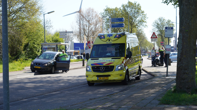 Scooterrijdster gewond bij aanrijding op fietspad Herenweg in Alkmaar